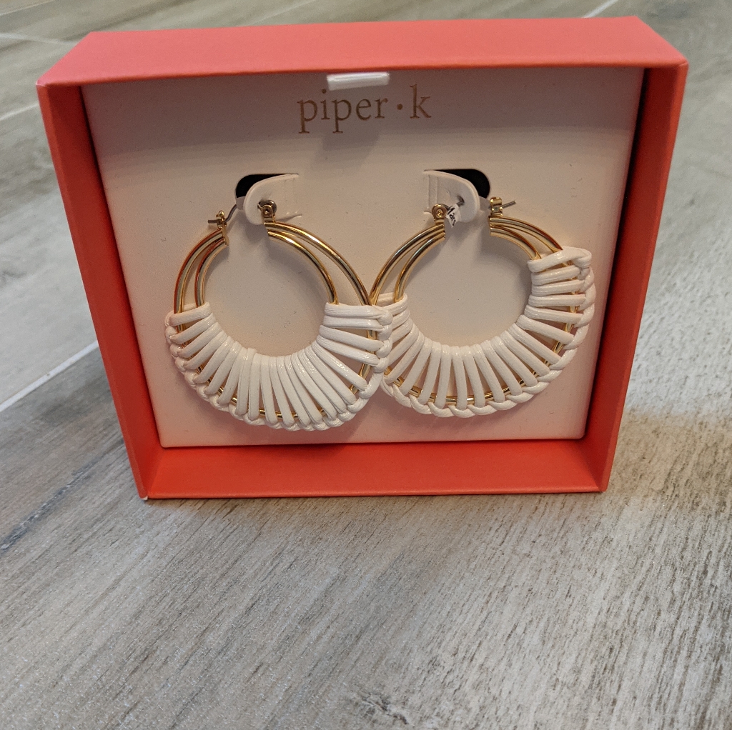Piper K White Rattan Hoops Nwt 28$